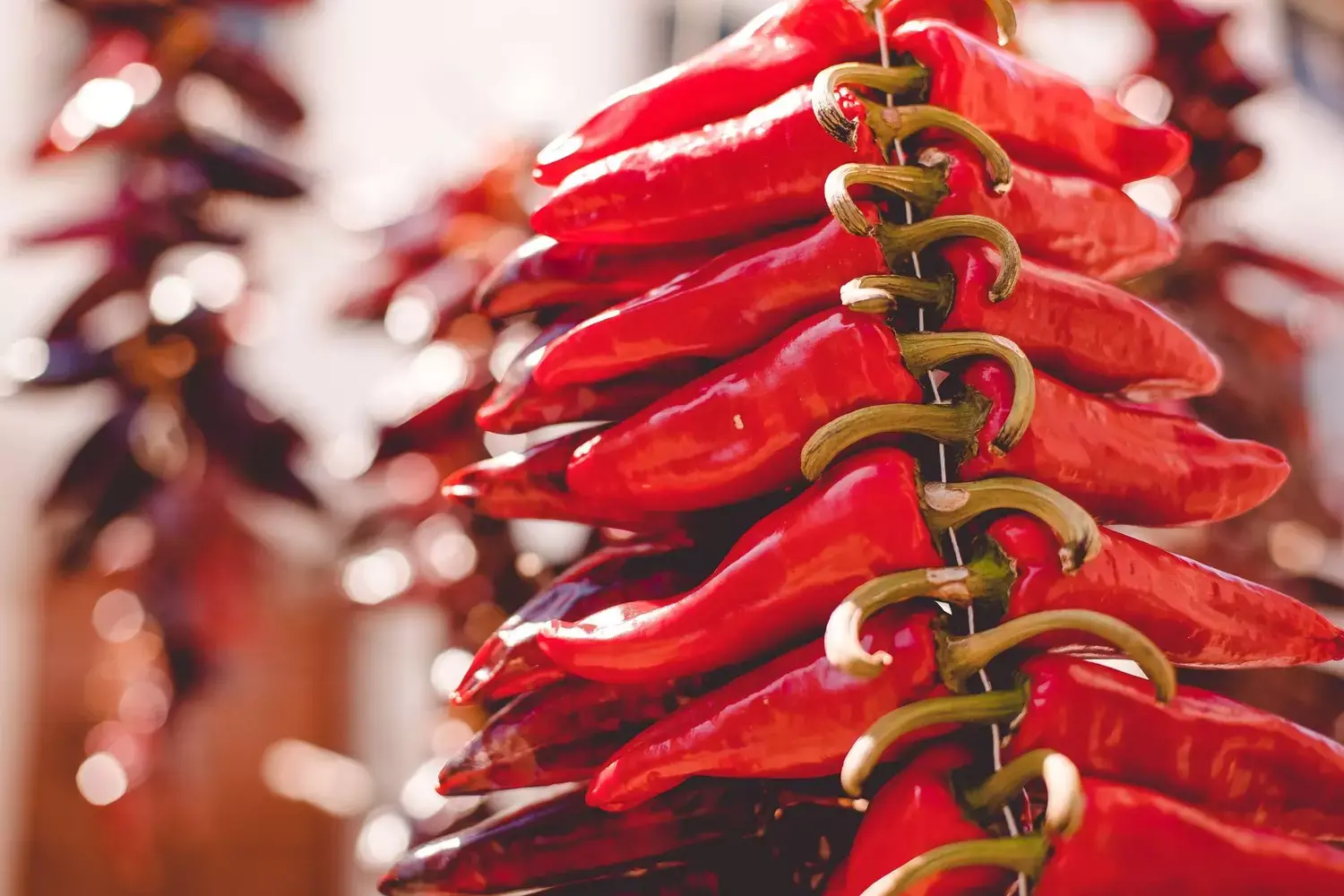 séchage sur une corde du piment d'espelette