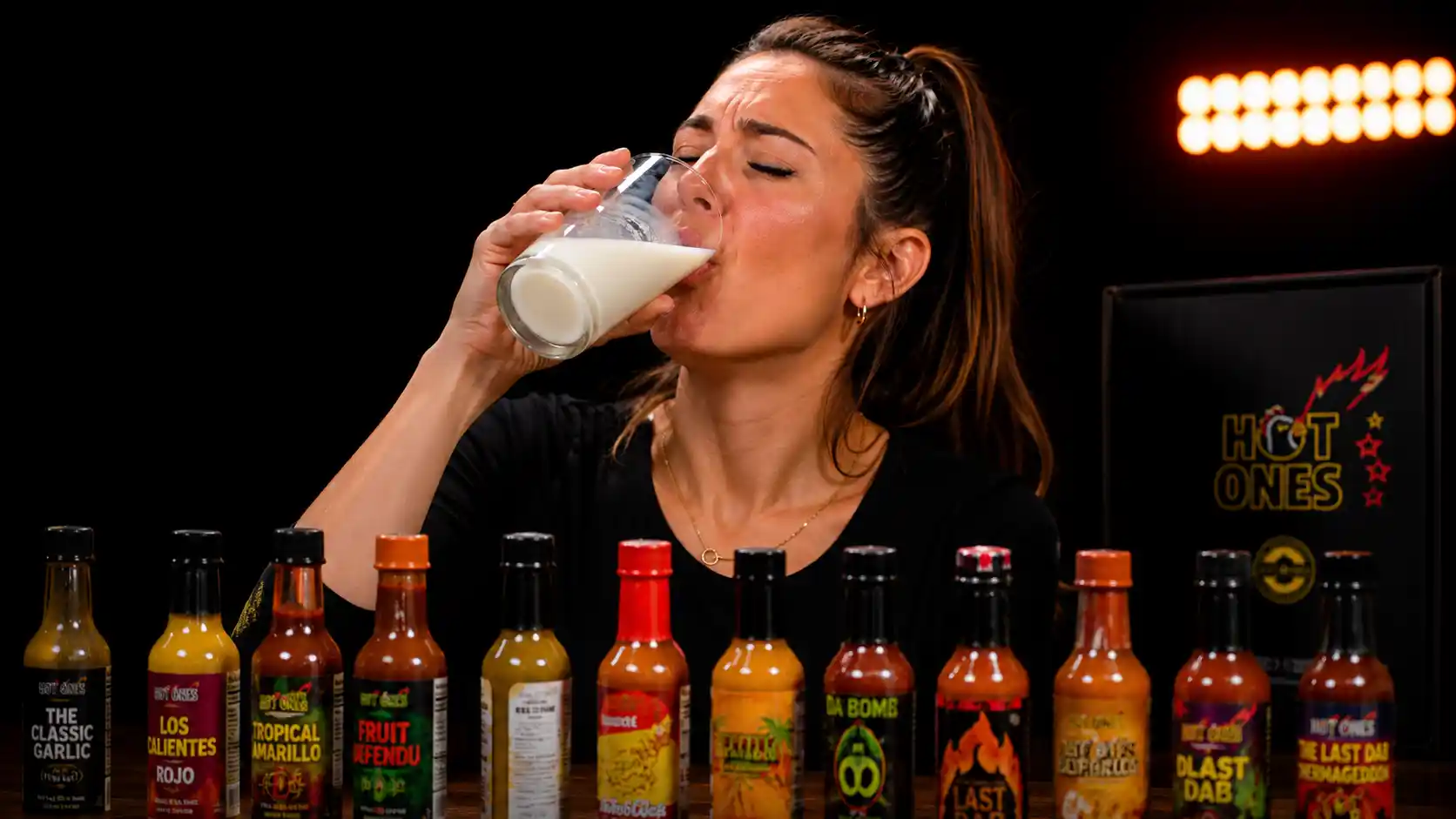 boire lait dans l'emission hot ones